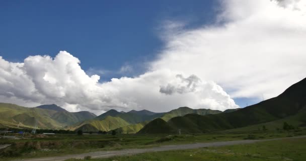 4k puffy clouds mass rolling over Tibet mountaintop & valley,roof of the World. — Stock Video