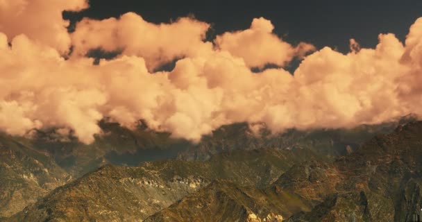 4k timelapse gezwollen wolken Mass Rolling over Tibet bergtop & Valley, zonsondergang. — Stockvideo