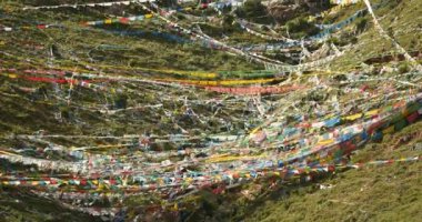 4 k dua bayrağı dağda lhasa, tibet.