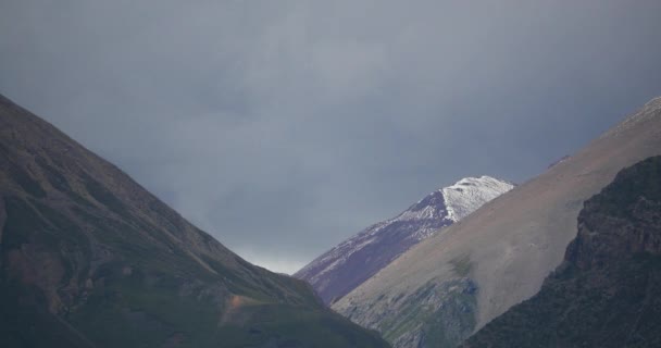 Enorma Moln Samlas Rullande Över Sjön Nomadiska Tanggulas Snow Mountain — Stockvideo