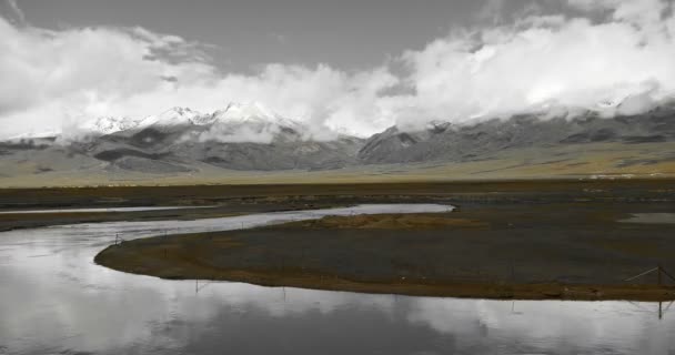 4 k timelapse moln massa rullande över Tibet berg, floden som flödar prärien. — Stockvideo
