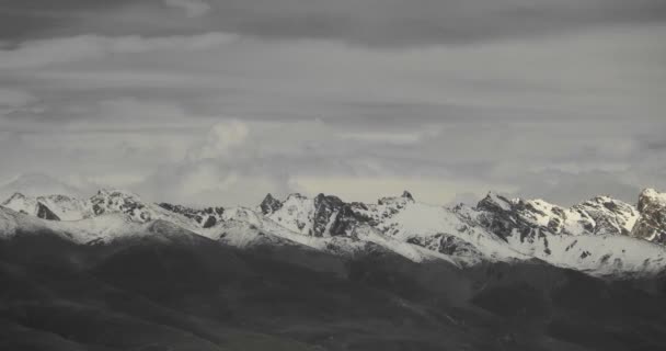 4 k timelapse wolken massa voortschrijdend over Tibet besneeuwde bergen. — Stockvideo