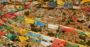 Tibet, mağara meditasyonda eski keşiş Gölü namtso 4 k dua bayraklar.