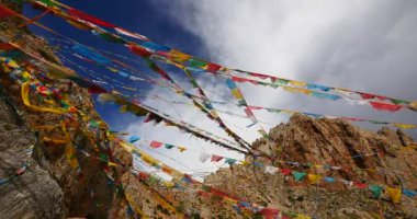 Tibet, mağara meditasyonda eski keşiş Gölü namtso 4 k dua bayraklar.