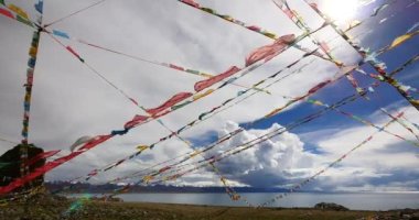 Gölü namtso ve kar dağ, üzerinde inişli çıkışlı 4 k büyük bulutlar kitle dua bayrak Rüzgar.