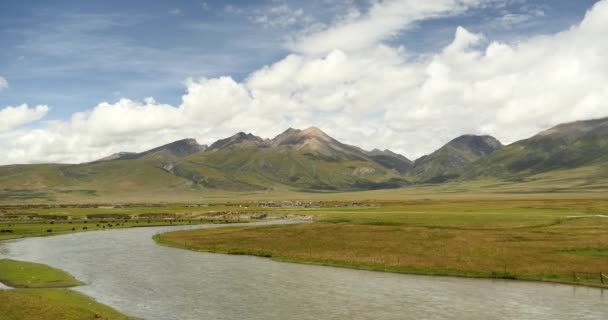 4 k σύννεφα μάζα τροχαίο πάνω από Θιβέτ βουνό, ποτάμι ρέει μέσα από το Λιβάδι. — Αρχείο Βίντεο
