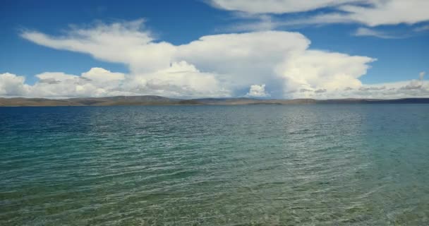 4k enorme masa de nubes rodando sobre el lago namtso & montaña, tibet mansarovar . — Vídeos de Stock