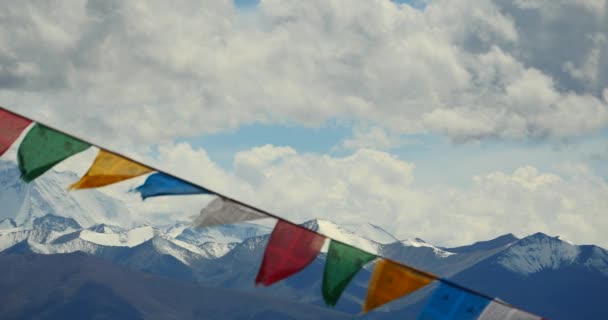 4k enorme masa de nubes rodando sobre el lago namtso & montaña de nieve, rezar bandera en el viento . — Vídeo de stock