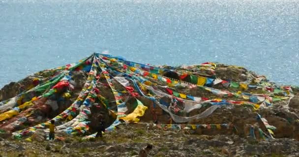 4 k enorme wolken massa kantelen meer namtso & sneeuw berg, bidden vlag in de wind. — Stockvideo