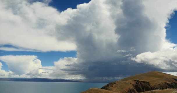 4k énormes nuages masse roulant sur le lac namtso & montagne de neige, mansarovar tibétain . — Video