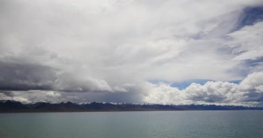 4k büyük kitle Gölü namtso ve kar dağ Tibet üzerinde haddeleme bulutlar.