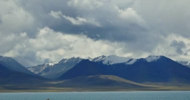 4 k timelapse büyük kitle Gölü namtso ve kar dağ Tibet üzerinde haddeleme bulutlar