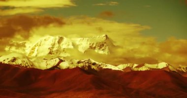 4 k timelapse büyük kitle Gölü namtso ve kar dağ Tibet üzerinde haddeleme bulutlar