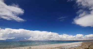 4k büyük kitle Gölü namtso ve kar dağ Tibet üzerinde haddeleme bulutlar.