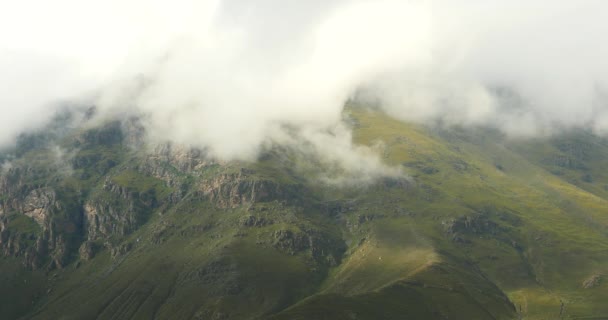 4k nuages gonflés masse roulant au-dessus de la montagne & vallée au Tibet .