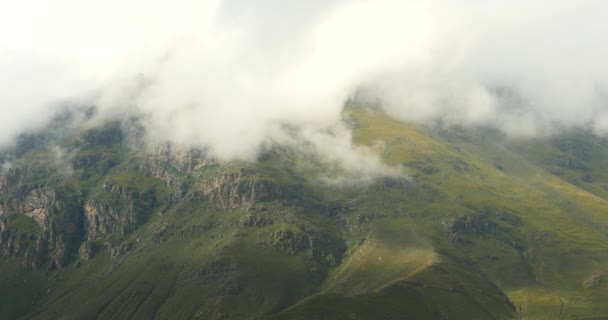 4k пушистых облаков массы прокатки по вершине горы и долине в Тибете . — стоковое видео
