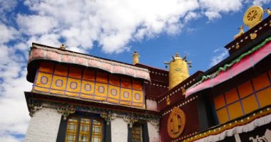 4 k closeup mavi gökyüzünde Jokhang tapınak içinde Lhasa, Tibet, beyaz bulutlar.