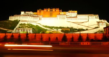 Lhasa, Tibet 'te gece Potala' nın önündeki yoğun trafiğin 4k 'lik zaman aşımı.