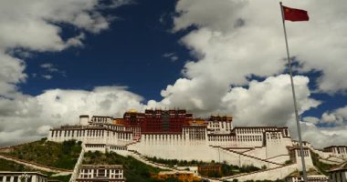 4 k Çin Ulusal bayrak potala kare, mavi gökyüzünde, tibet beyaz bulutlar.