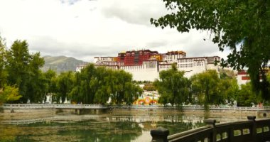 Lhasa park,Tibet.lake willow ile gölde 4 k Potala yansıması.
