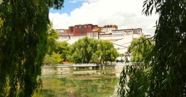 Lhasa park,Tibet.lake willow ile gölde 4 k Potala yansıması.