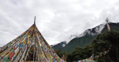 4 k dua bayrağı ile kar dağ Tibet.