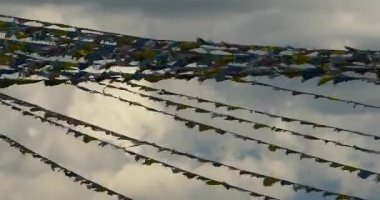 4 k dua bayrak Rüzgar, bulutlar arka plan.