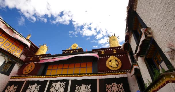 4k primer plano del templo de Jokhang en Lhasa, Tíbet, nubes blancas en el cielo azul . — Vídeo de stock