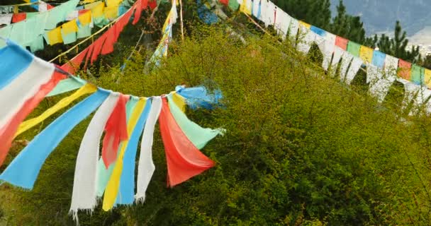 Bandeira de oração 4k na montanha lhasa, Tibete . — Vídeo de Stock