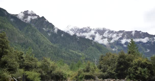 4k wolken massa kantelen naar Tibet met sneeuw bedekte bergen in tibet. — Stockvideo