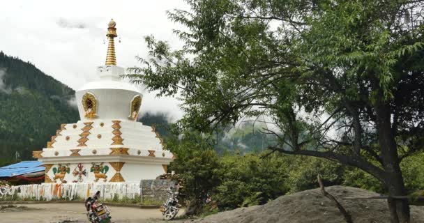 4k tibet personas caminando alrededor buddhist blanco stupa en pueblo . — Vídeos de Stock