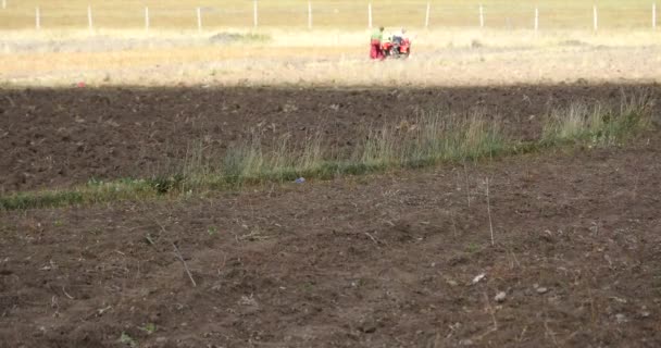 4k tibetano pueblo uso granja tractor tierra cultivable en shangrila yunnan, china . — Vídeos de Stock