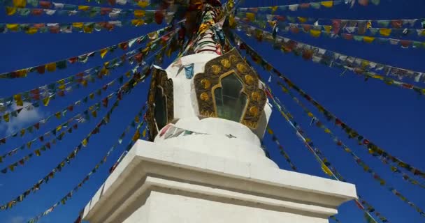 4 k buddhistiska vita stupa & flygande bön flaggor i shangrila yunnan, Kina. — Stockvideo