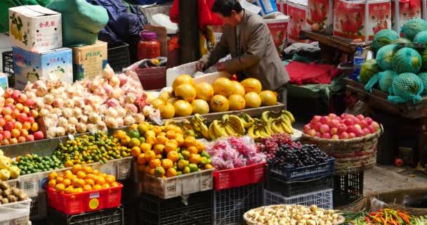4k крупным планом различных фруктов на торговом рынке, Шангри-Ла, Китай . — стоковое видео