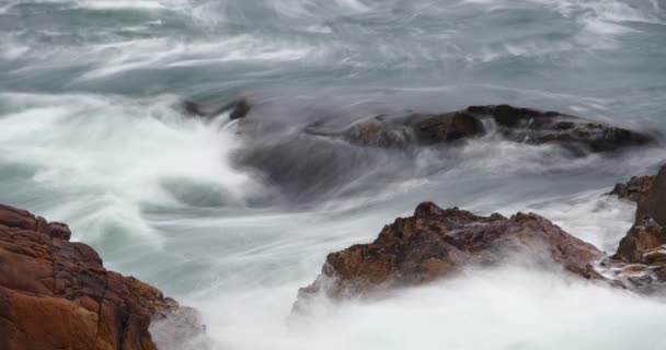 4k timelapse ocean sea water waves like silk & coastal rock coast surge shore. — Stock Video