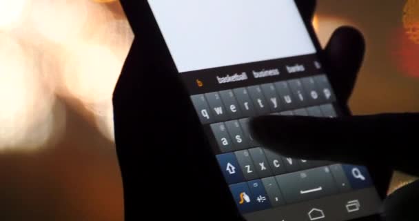 4k Zadejte text na Smartphone iPhone, Hledání informace na webových stránkách v noci. — Stock video