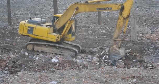 4 k grävmaskin arbetar & dumper lastbil på byggarbetsplats, Kina. — Stockvideo
