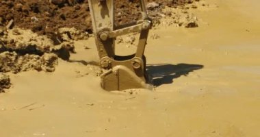 4 k closeup Ekskavatör çalışma ve damperli kamyon sitede inşaat, Çin.