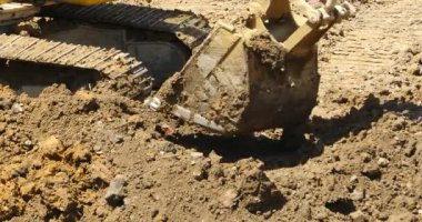 4 k closeup Ekskavatör çalışma ve damperli kamyon sitede inşaat, Çin.