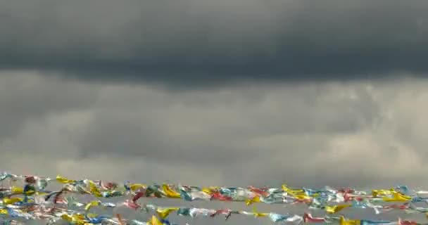 4k Gebetsfahne im Wind, Wolken Hintergrund. — Stockvideo