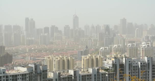 4 k-luchtfoto van stedelijke zakelijke gebouw in china, ernstige luchtverontreiniging. — Stockvideo