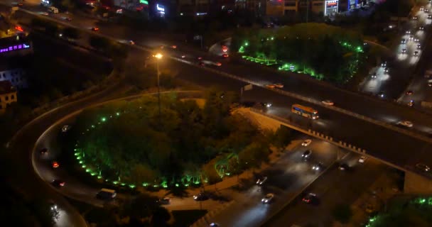 4k geschäftigen städtischen Verkehr auf Überführung in der Nacht, städtischen morden Gebäude, Qingdao China. — Stockvideo
