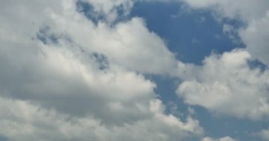 4 k timelapse beyaz altocumulus bulutlar mavi gökyüzünde uçan.