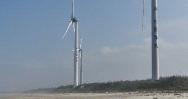4k Offshore Yel değirmeni kıyıda yeşil enerji, temiz ve yenilenebilir enerji.
