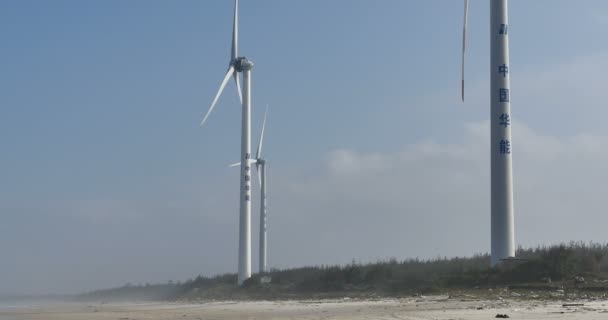 4k Tengerparti szélmalom zöld energia a tengerparton, tiszta és megújuló energia. — Stock videók