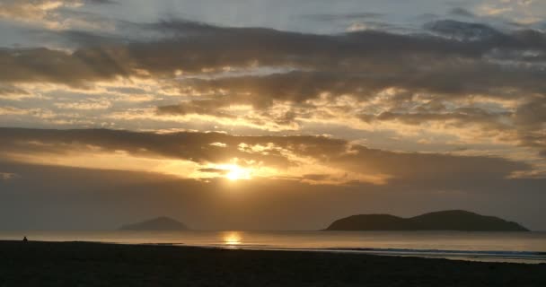 4k czas-lapse chmury krajobraz i wschód słońca przełamując chmury nad odbiciem morza — Wideo stockowe