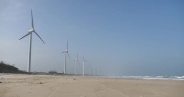 4k Offshore Yel değirmeni kıyıda yeşil enerji, temiz ve yenilenebilir enerji.