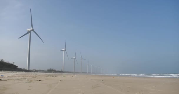 4k Offshore Windmill energía verde en la costa, energía limpia y renovable . — Vídeos de Stock