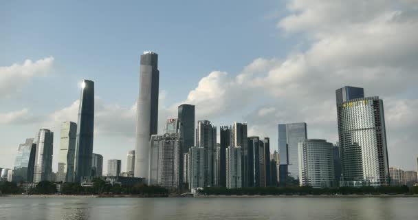 4k広州、中国- 2月26 2019:日当たりの良い広州市の風景。都市の建物. — ストック動画