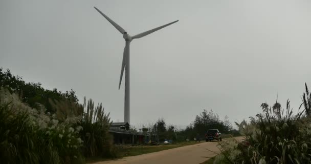 4k Landwindrad, Windräder, saubere und erneuerbare Energie. — Stockvideo